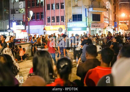 JOHOR, MALAYSIA - Februar 2019: Street Scene von massivepeople an Pasar Carat oder Flohmarkt Markt während des chinesischen neuen Jahres Urlaub in Johor Baharu, Stockfoto