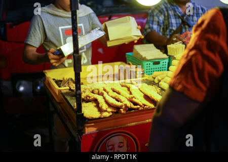 JOHOR, MALAYSIA - Februar 2019: Street Scene von massivepeople an Pasar Carat oder Flohmarkt Markt während des chinesischen neuen Jahres Urlaub in Johor Baharu, Stockfoto