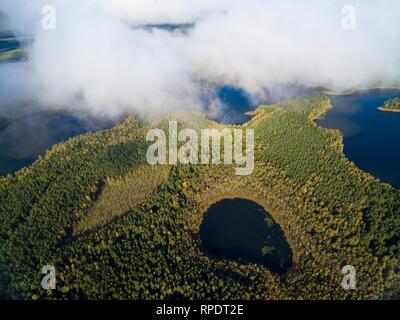 Niedrige Wolken über die schöne Landschaft der Masuren Region im Herbst Jahreszeit - Kacze See und Krzywa Kuta See, Polen Stockfoto