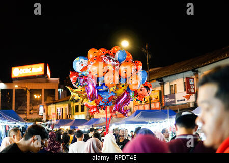 JOHOR, MALAYSIA - Februar 2019: Street Scene von massivepeople an Pasar Carat oder Flohmarkt Markt während des chinesischen neuen Jahres Urlaub in Johor Baharu, Stockfoto