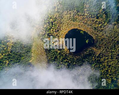 Niedrige Wolken über die schöne Landschaft der Masuren Region im Herbst Jahreszeit - Kacze See und Krzywa Kuta See, Polen Stockfoto