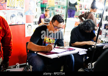 JOHOR, MALAYSIA - Februar 2019: Street Scene von massivepeople an Pasar Carat oder Flohmarkt Markt während des chinesischen neuen Jahres Urlaub in Johor Baharu, Stockfoto