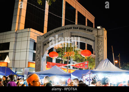 JOHOR, MALAYSIA - Februar 2019: Street Scene von massivepeople an Pasar Carat oder Flohmarkt Markt während des chinesischen neuen Jahres Urlaub in Johor Baharu, Stockfoto