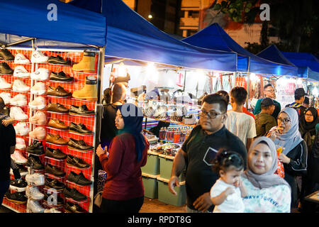 JOHOR, MALAYSIA - Februar 2019: Street Scene von massivepeople an Pasar Carat oder Flohmarkt Markt während des chinesischen neuen Jahres Urlaub in Johor Baharu, Stockfoto