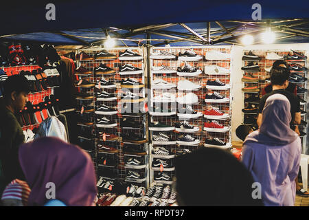 JOHOR, MALAYSIA - Februar 2019: Street Scene von massivepeople an Pasar Carat oder Flohmarkt Markt während des chinesischen neuen Jahres Urlaub in Johor Baharu, Stockfoto