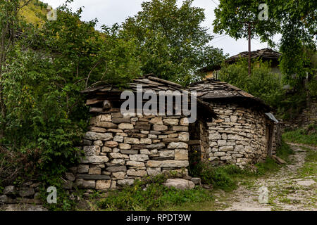 Die Gostusa, oder Stone Village, einem verlassenen und alt, mit zerstörten Häuser und immer weniger Bewohner, die Landschaft widersetzen sich der Zahn der Zeit. Stockfoto