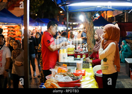 JOHOR, MALAYSIA - Februar 2019: Street Scene von massivepeople an Pasar Carat oder Flohmarkt Markt während des chinesischen neuen Jahres Urlaub in Johor Baharu, Stockfoto