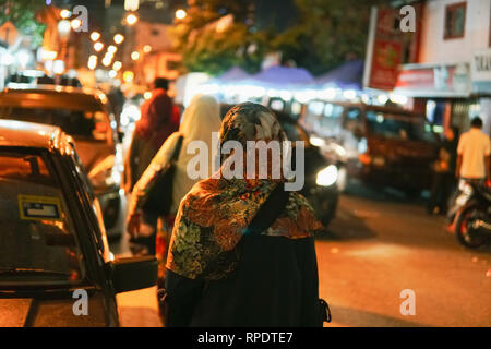 JOHOR, MALAYSIA - Februar 2019: Street Scene von massivepeople an Pasar Carat oder Flohmarkt Markt während des chinesischen neuen Jahres Urlaub in Johor Baharu, Stockfoto