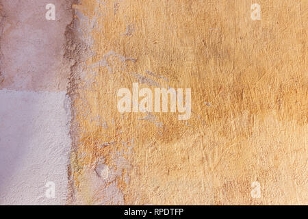 Alte, gesprungene Verwitterten schäbig Verputzt geschält Wand Hintergrund. Stockfoto