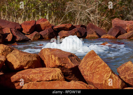 Kaltwasser Geysir in der Startphase in der Nähe von Andernach, Deutschland Stockfoto