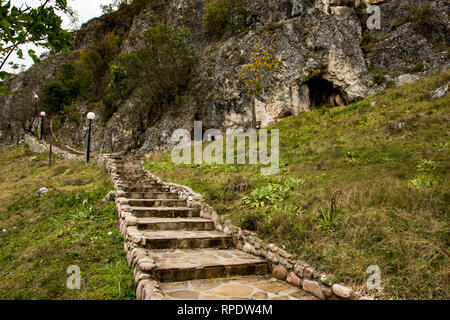 Treppen, die zu der Höhle, wo die Kirche St. Peter und Paul befindet. Es wurde im 13. Jahrhundert erbaut, in der Ortschaft Rsovci Stockfoto