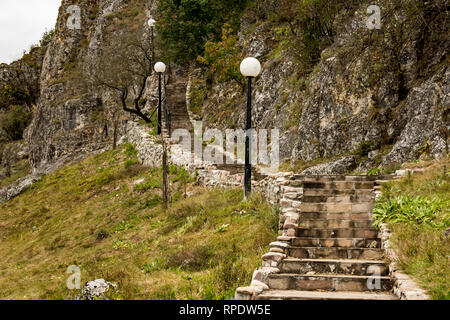 Treppen, die zu der Höhle, wo die Kirche St. Peter und Paul befindet. Es wurde im 13. Jahrhundert erbaut, in der Ortschaft Rsovci Stockfoto