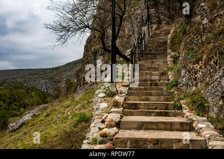 Treppen, die zu der Höhle, wo die Kirche St. Peter und Paul befindet. Es wurde im 13. Jahrhundert erbaut, in der Ortschaft Rsovci Stockfoto