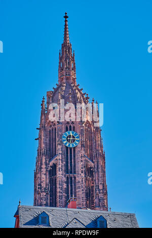 Frankfurter Dom St. Bartholomaus Kaiserdon in Deutschland gegen den blauen Himmel Stockfoto