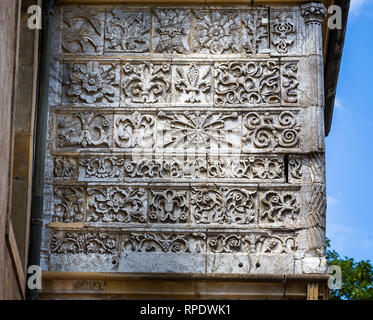 Komplizierte mittelalterlichen Steinmetzarbeiten an der Wand des Bürgermeisters Gebäude in Cluny, Frankreich Am 17. Juni 2015 Stockfoto