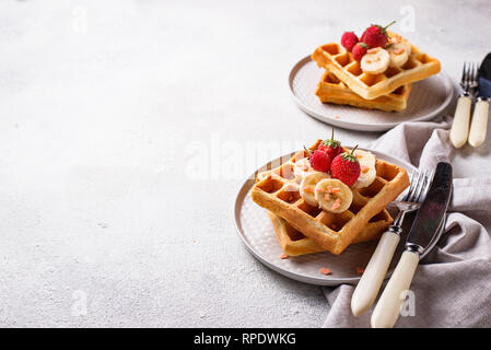 Waffeln mit Erdbeeren und Bananen Stockfoto