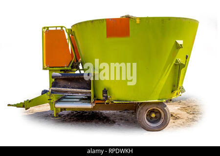 Traktor òrailer für das Mischen und die Verteilung von Futtermitteln für Kühe. Seitenansicht einer landwirtschaftlichen Maschine. Ausrüstung für eine Molkerei. Die isolierte Bild. Stockfoto