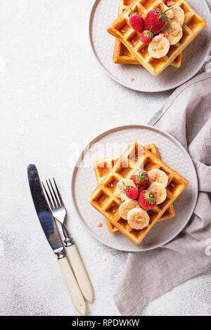 Waffeln mit Erdbeeren und Bananen Stockfoto