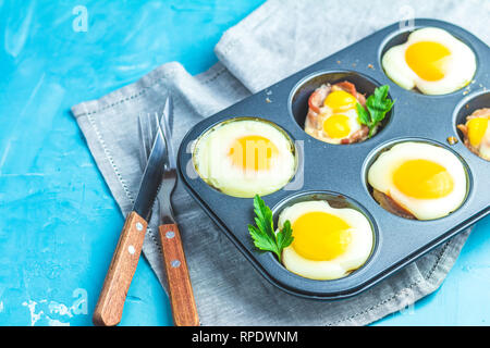 Gebackene Eier in Backformen. Portioniert Auflauf aus sowbelly Speck und Eier im italienischen Stil. Stockfoto