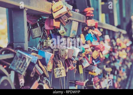 Frankfurt, Deutschland - 30. September 2018: die berühmte Brücke Eiserner Steg mit vielen farbigen lovelocks in der Stadt Frankfurt am Main. Stockfoto