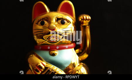 Fotografie, wenn die maneki-neko. Es ist japanische Glückskatze. Oft Namen Chinesische lucky Cat. In Läden und Häuser für die Aufnahme und Glück verwendet. Stockfoto