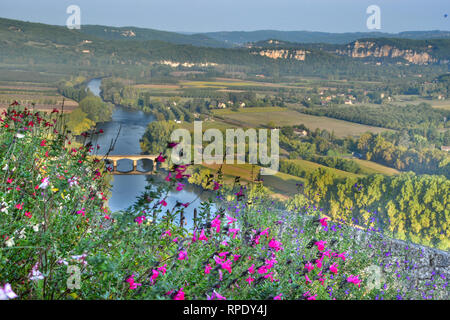 Fluss Dordogne und das Tal der Dordogne gesehen von Domme bei Sonnenaufgang, Frankreich Stockfoto