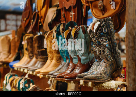 Stilvolle Western Stiefel auf einem Regal in einem Geschäft Stockfoto