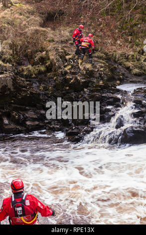 Durham und Darlington Feuerwehr und Rettungskräfte auf einem Wasser rescue Training bei niedrigen Kraft, Teesdale, England, Großbritannien Stockfoto