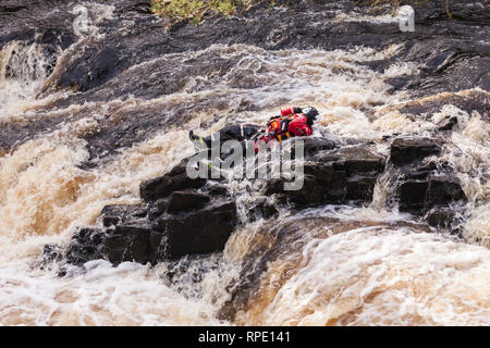 Durham und Darlington Feuerwehr und Rettungskräfte auf einem Wasser rescue Training bei niedrigen Kraft, Teesdale, England, Großbritannien Stockfoto