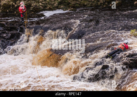 Durham und Darlington Feuerwehr und Rettungskräfte auf einem Wasser rescue Training bei niedrigen Kraft, Teesdale, England, Großbritannien Stockfoto