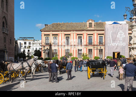 Der Palacio Arzobispal, die Häuser der Erzdiözese Sevilla Plaza Virgen de los Reyes in Sevilla Stockfoto