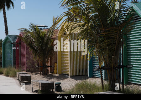 Bunte Badehäuschen in La Mer Beach Resort, Dubai Stockfoto