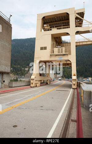 Portalkran auf Hungry Horse Damm in Montana Stockfoto