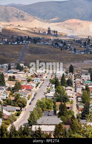 Kupferminen im Hintergrund einer Wohngegend von Butte, Montana Stockfoto
