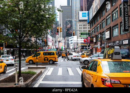 New York City, New York, USA - 14. August 2018: in den Straßen von New York City aktiv sind mit Autos und Fußgänger auf einem Sommer Mittwoch Nachmittag. Stockfoto