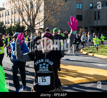 West Islip, New York, USA - 24. November 2017: Läufer wave auf die Kamera zu Beginn der Ausführung Ihrer Türkei aus 4 K Rennen, der Tag nach Thanksgiving. Stockfoto