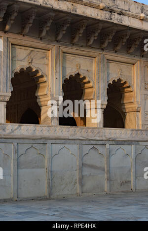 Am frühen Abend Sonne hebt die aufwändigen Intarsien Details Der marmorbögen der atemberaubenden Khas Mahal, Agra Fort. Agra, Indien, Asien. Stockfoto