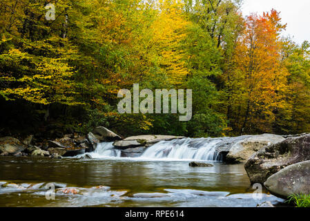 Kleiner Wasserfall in Vermont im Herbst Stockfoto