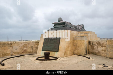 Blick auf Liegende Skulptur in der Nähe der Belagerung Bell War Memorial mit einer Beschreibung Zeichen in Malta von der Unterseite. Valetta, Valletta, Malta. Europa Stockfoto