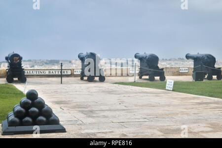 Vier schwere Geschütze und salutierte Batterie im oberen Barrakka Gardens. Im Vordergrund eine Pyramide von Kanonenkugeln. Valetta, Valletta, Malta. Europa Stockfoto