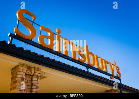 Schlagzeile Identifikation Name oben Sainsbury's Supermarkt in Chippenham Wiltshire England Großbritannien Stockfoto