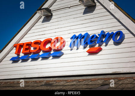 Store anmelden für Tesco Metro in Chippenham Wiltshire England Großbritannien Stockfoto