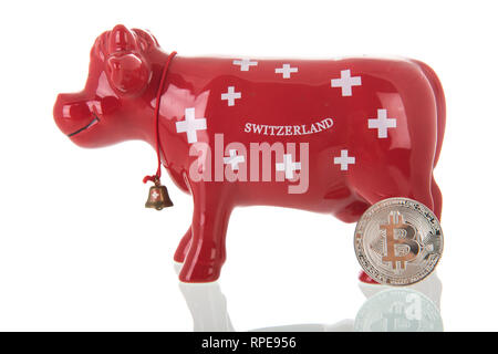 Red typisch Schweiz Kuh Sparschwein für Geld sparen Mit bit Münzen Stockfoto