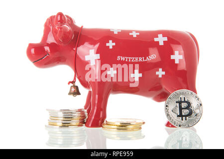 Red typisch Schweiz Kuh Sparschwein für Geld sparen Mit bit Münzen Stockfoto