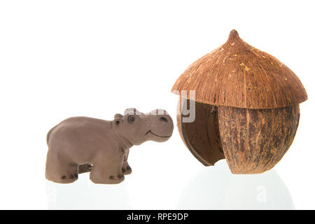 Tropische Strohhütte mit Hippo auf weißem Hintergrund Stockfoto