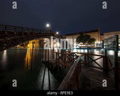 Ein schöner Schuß von einer Gondel in Venedig, Italien. Auf der Suche nach die Academia Brücke spät Abends. Stockfoto