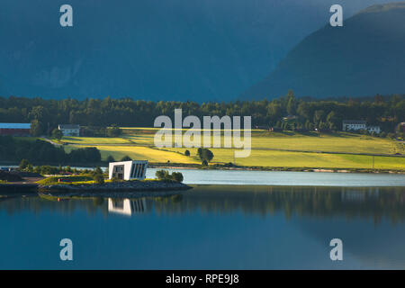 Noch Wasser auf Romsdal Fjord im Morgengrauen in der Nähe von Molde ist eine Stadt in Rauma Gemeinde in Mehr og Romsdal County. Norwegen. Stockfoto