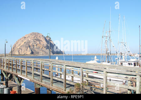 Morro Rock, einem vulkanischen Plug bestehend aus dazit Rock und aus dem Oligozän, vom Embarcadero, Morro Bay, Kalifornien, USA gesehen Stockfoto