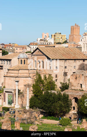 Das antike Rom City Skyline mit Santi Cosma e Damiano Kirche am Forum Romanum. Rom. Latium. Italien. Stockfoto