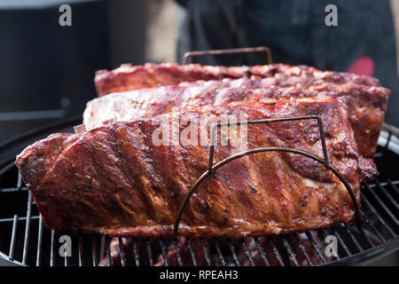 Nahaufnahme der Rippen auf dem Grill Stockfoto